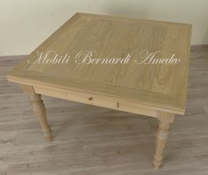 Tavolo in legno con prolunghe estraibili e gambe tornite