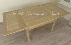Tavolo in legno con prolunghe estraibili e gambe tornite
