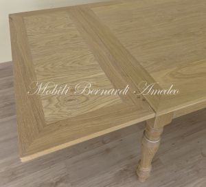 Tavolo in legno con prolunghe estraibili e gambe tornite