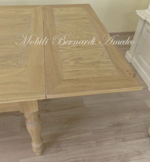 Tavolo in legno con prolunghe estraibili e gambe tornite