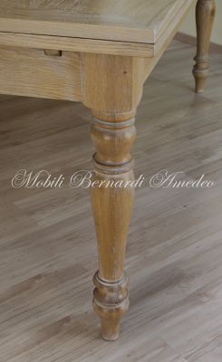 Tavolo in rovere chiaro con prolunghe sottopiano estraibili