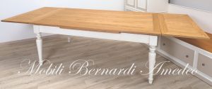 Tavolo da pranzo in legno stile country con prolunghe estraibili