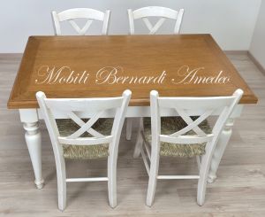 Tavolo da cucina in legno di rovere con gambe tornite bianche e allunghi estraibili