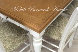 Tavolo da cucina in legno di rovere con gambe tornite bianche e allunghi estraibili