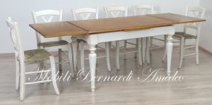 Tavolo da cucina in legno di rovere con gambe tornite bianche e allunghi estraibili