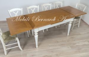 Tavolo da cucina in legno di rovere con gambe tornite bianche e allunghi estraibili