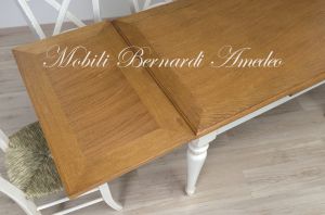 Tavolo da cucina in legno di rovere con gambe tornite bianche e allunghi estraibili