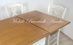 Tavolo da cucina in legno di rovere con gambe tornite bianche e allunghi estraibili