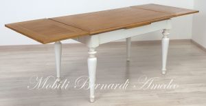 Tavolo da cucina in legno di rovere con gambe tornite bianche e allunghi estraibili