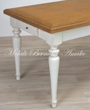 Tavolo da cucina in legno di rovere con gambe tornite bianche e allunghi estraibili