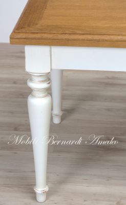 Tavolo da cucina in legno di rovere con gambe tornite bianche e allunghi estraibili