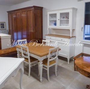 Tavolo da cucina in legno di rovere con gambe tornite bianche e allunghi estraibili