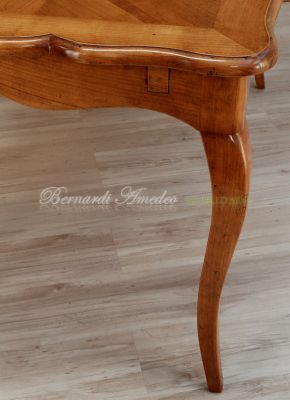 Tavolo in legno di ciliegio con prolunghe centrali