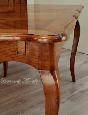 Tavolo in legno di ciliegio con prolunghe centrali
