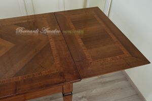 Tavolo in legno con prolunghe piano lavorato