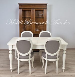 Tavolo allungabile in legno con gambe tornite scanalate