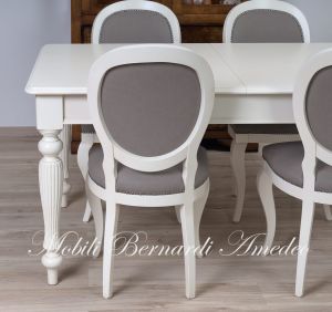 Tavolo allungabile in legno con gambe tornite scanalate