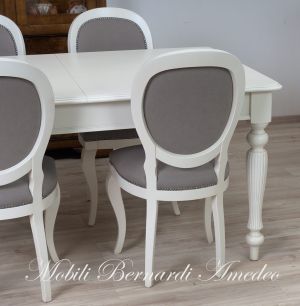 Tavolo allungabile in legno con gambe tornite scanalate