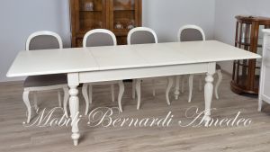 Tavolo allungabile in legno con gambe tornite scanalate