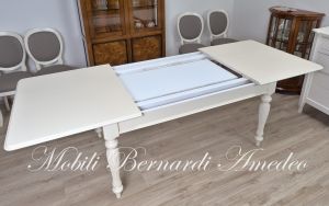 Tavolo allungabile in legno con gambe tornite scanalate