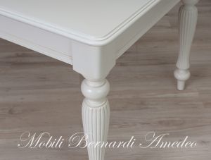 Tavolo allungabile in legno con gambe tornite scanalate