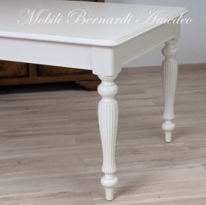 Tavolo allungabile in legno con gambe tornite scanalate