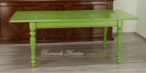 Tavolo in legno laccato con gambe tornite