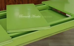 Tavolo in legno laccato con gambe tornite