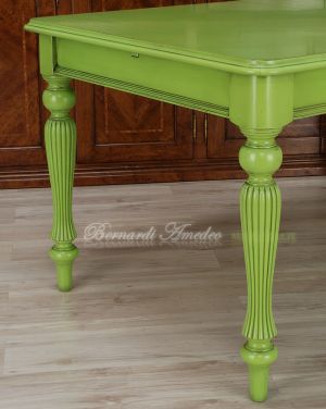 Tavolo in legno laccato con gambe tornite
