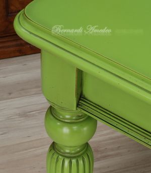 Tavolo in legno laccato con gambe tornite