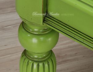 Tavolo in legno laccato con gambe tornite
