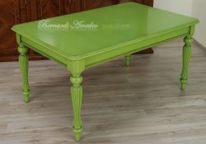 Tavolo in legno laccato con gambe tornite