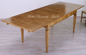 Tavolo classico in legno piallato a mano con prolunghe centrali