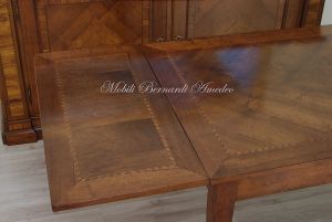 Tavolo classico in legno di noce con prolunghe estraibili