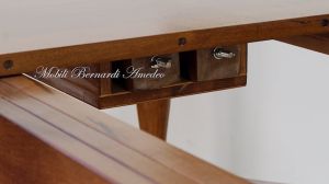 Tavolo da pranzo di grandi dimensioni con prolunghe centrali