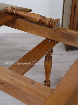 Tavolo da pranzo di grandi dimensioni con prolunghe centrali