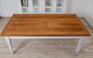 Tavolo da pranzo in legno cm 200x100 con intarsi nel piano finitura colore chiaro con gambe bianche