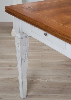Tavolo da pranzo in legno cm 200x100 con intarsi nel piano finitura colore chiaro con gambe bianche