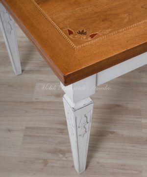 Tavolo da pranzo in legno cm 200x100 con intarsi nel piano finitura colore chiaro con gambe bianche