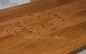 Tavolo con piano in legno di noce intarsiato colore chiaro anticato