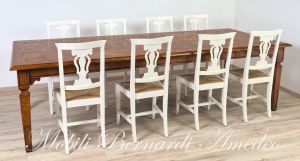 Tavolo di grandi dimensioni realizzato in legno massiccio con intarsi stile classico produzione artigianale italiana