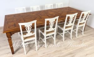Tavolo di grandi dimensioni realizzato in legno massiccio con intarsi stile classico produzione artigianale italiana