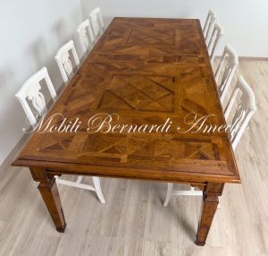Tavolo di grandi dimensioni realizzato in legno massiccio con intarsi stile classico produzione artigianale italiana