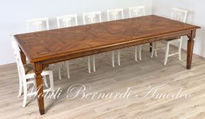Tavolo di grandi dimensioni realizzato in legno massiccio con intarsi stile classico produzione artigianale italiana