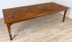 Tavolo di grandi dimensioni realizzato in legno massiccio con intarsi stile classico produzione artigianale italiana