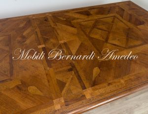 Tavolo di grandi dimensioni realizzato in legno massiccio con intarsi stile classico produzione artigianale italiana