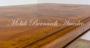 Tavolo di grandi dimensioni realizzato in legno massiccio con intarsi stile classico produzione artigianale italiana