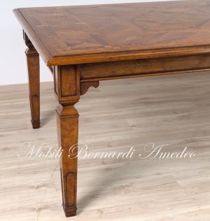 Tavolo di grandi dimensioni realizzato in legno massiccio con intarsi stile classico produzione artigianale italiana