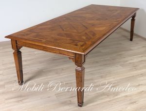 Tavolo di grandi dimensioni realizzato in legno massiccio con intarsi stile classico produzione artigianale italiana