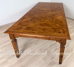 Tavolo di grandi dimensioni realizzato in legno massiccio con intarsi stile classico produzione artigianale italiana